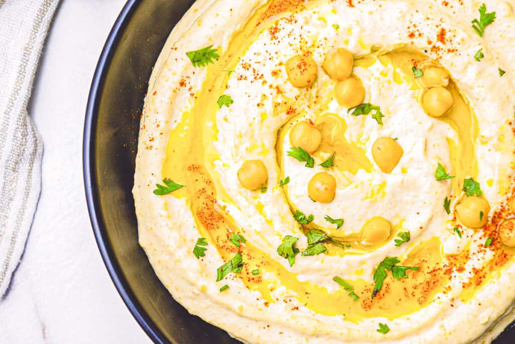 homemade hummus is easy to make with a few simple ingredients. 