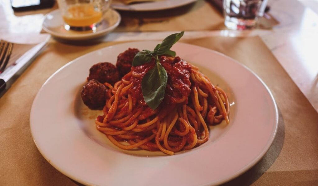 A spaghetti with meatballs on a ceramic plate