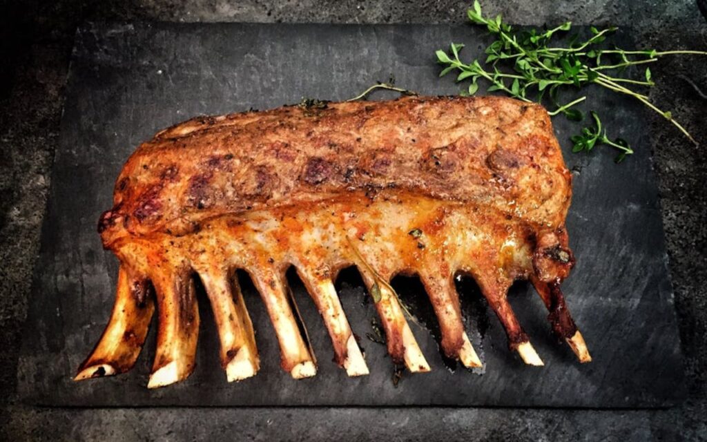 Grilled rack of ribs with thyme