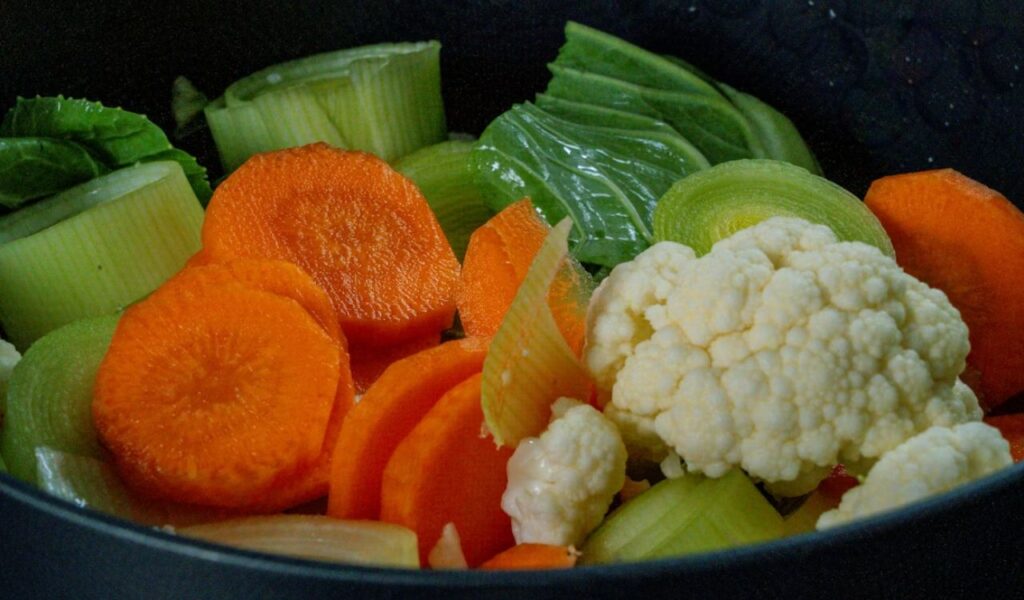 Blanched carrots and green vegetables