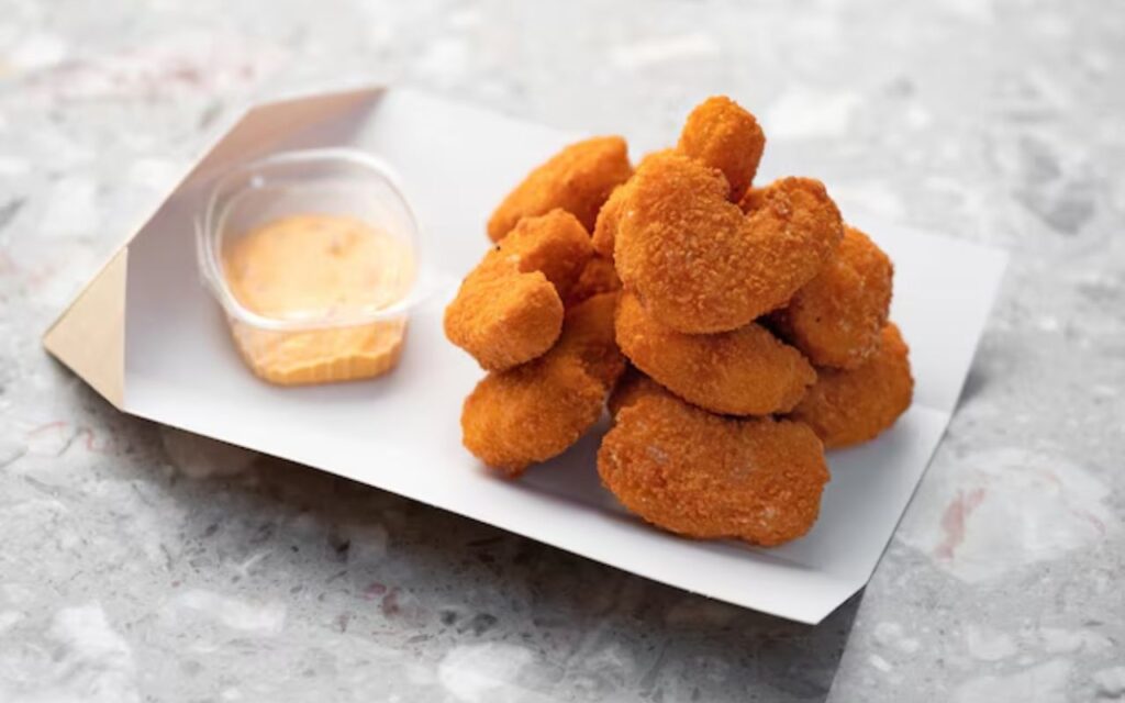 Breaded nuggets with dipping sauce