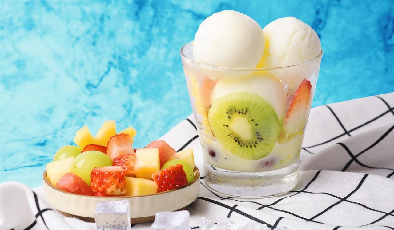 Frozen dessert with fresh fruits