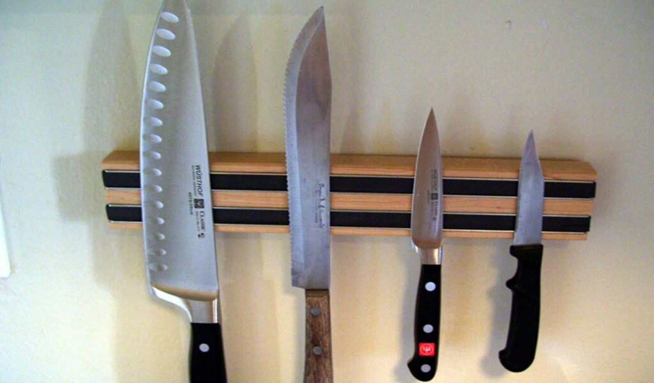 Knife magnetic strip