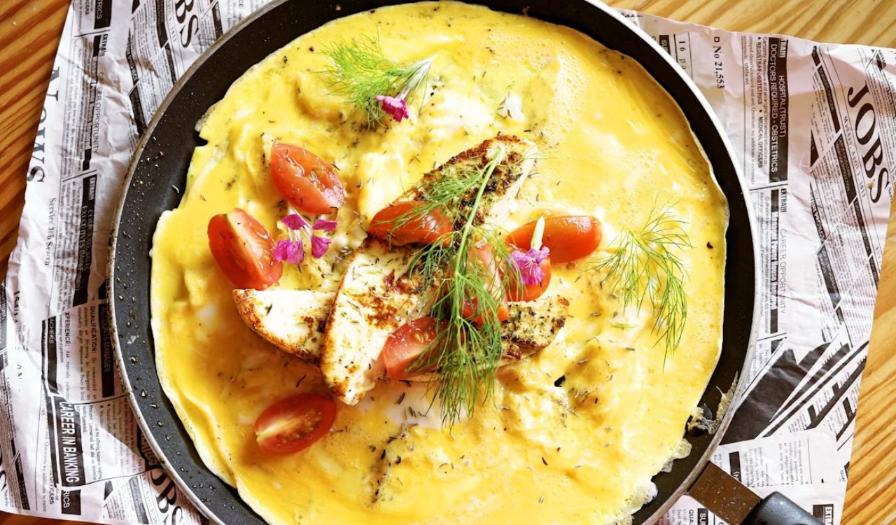 Large omelet with cheese