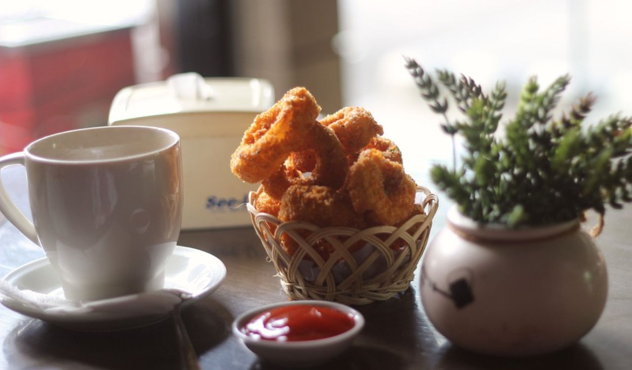 Onion ring, Sauce, Restaurant image.