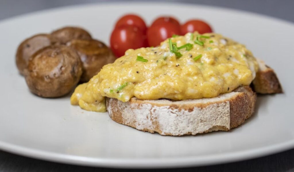 Scrambled eggs on toast