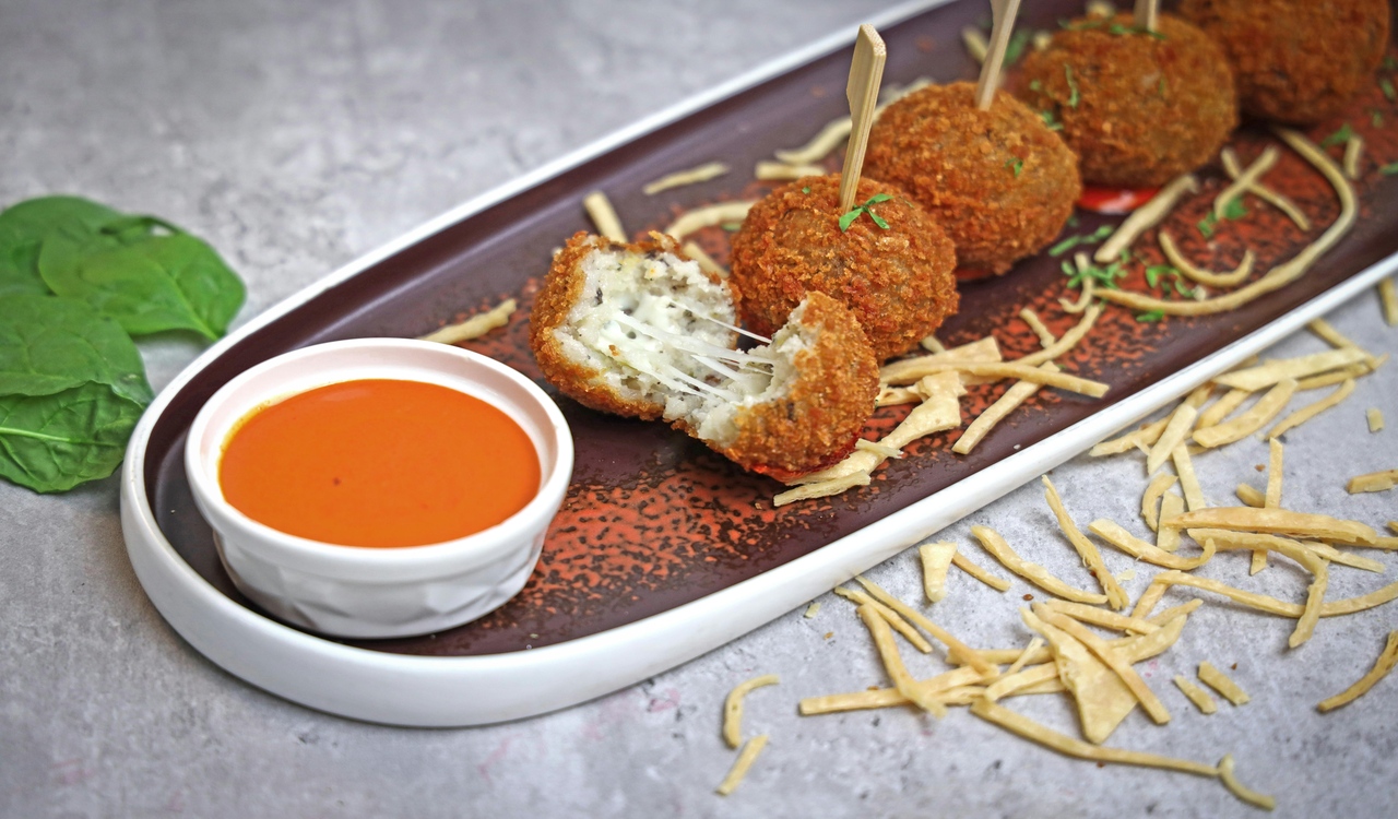 A plate with some meatballs and sauce