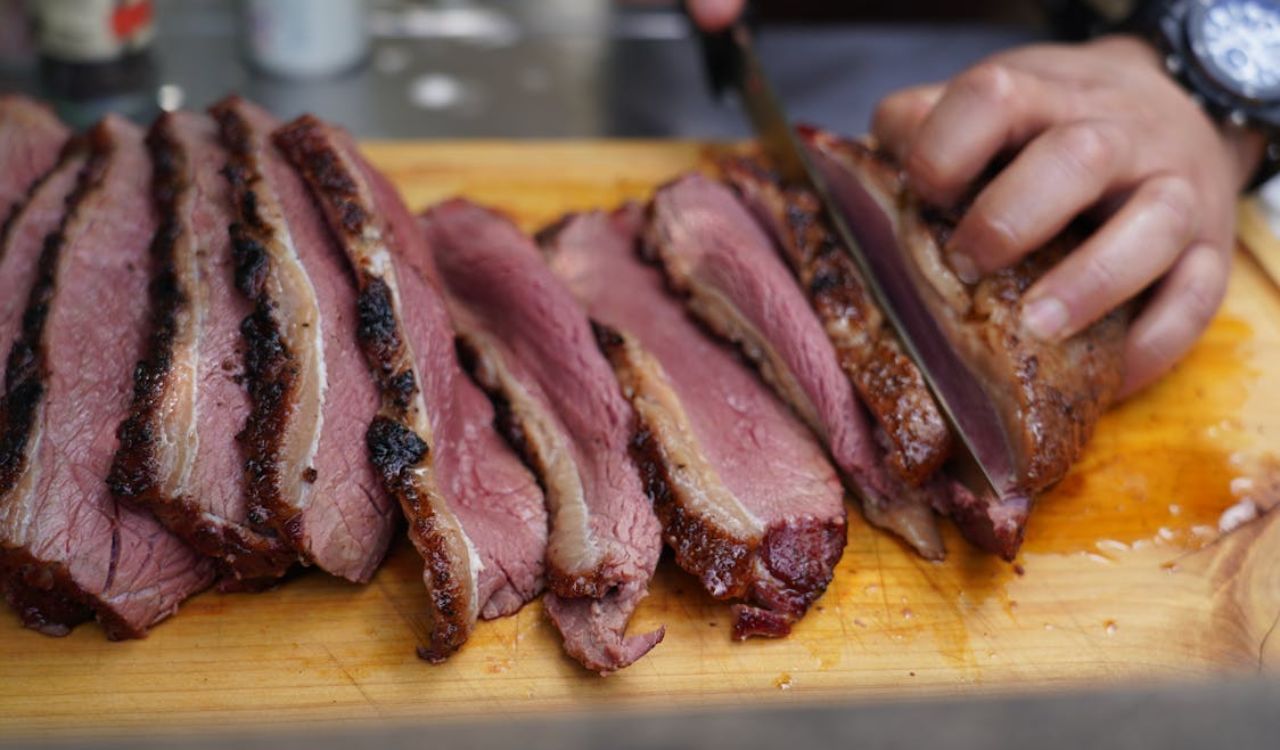 Slicing brisket