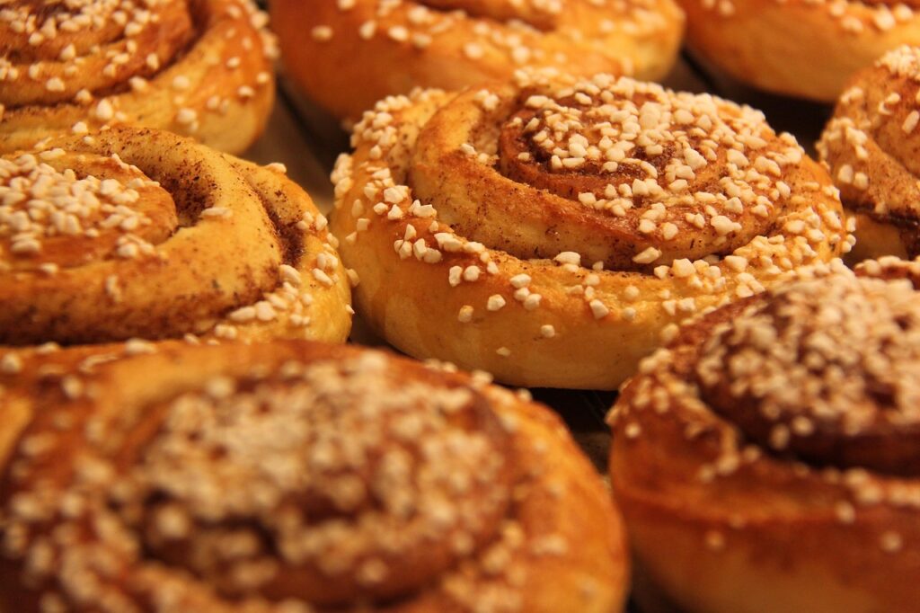 Bullar, Cinnamon, Powdered sugar image. 