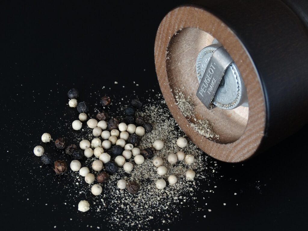 Pepper, Pepper mill, Peppercorn image.
