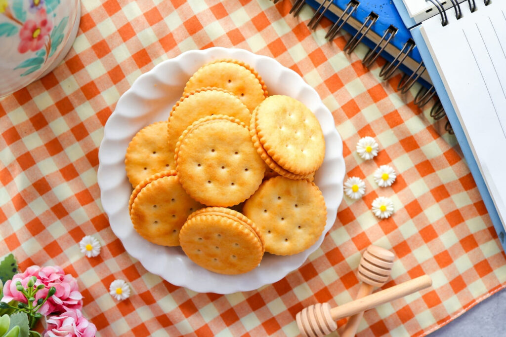 Sandwich cracker peanut butter,cracker in a white plate ,top view food table