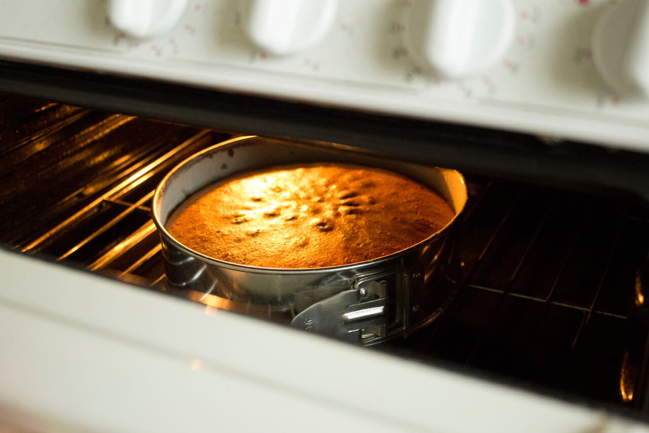 How to Bake a Cake in the Microwave for Quick and Easy Desserts