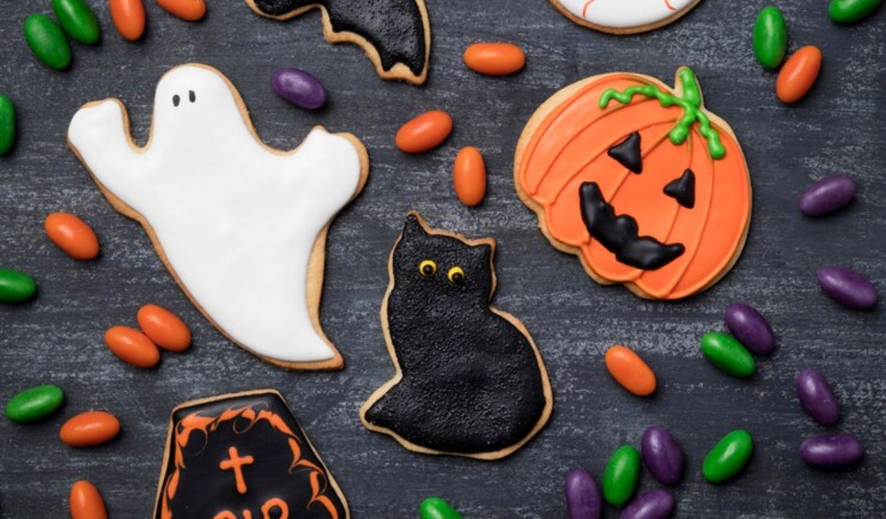 Black cat cookie and other Halloween cookies