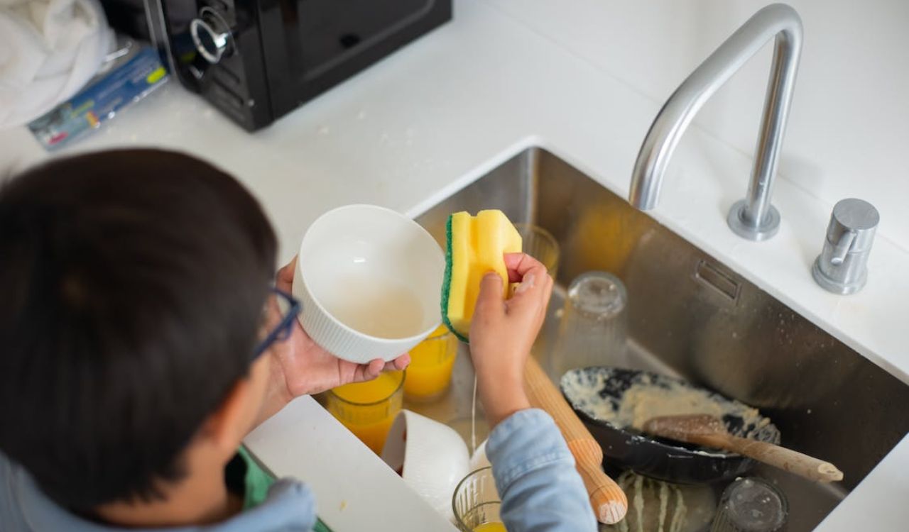 Cleaning dishes