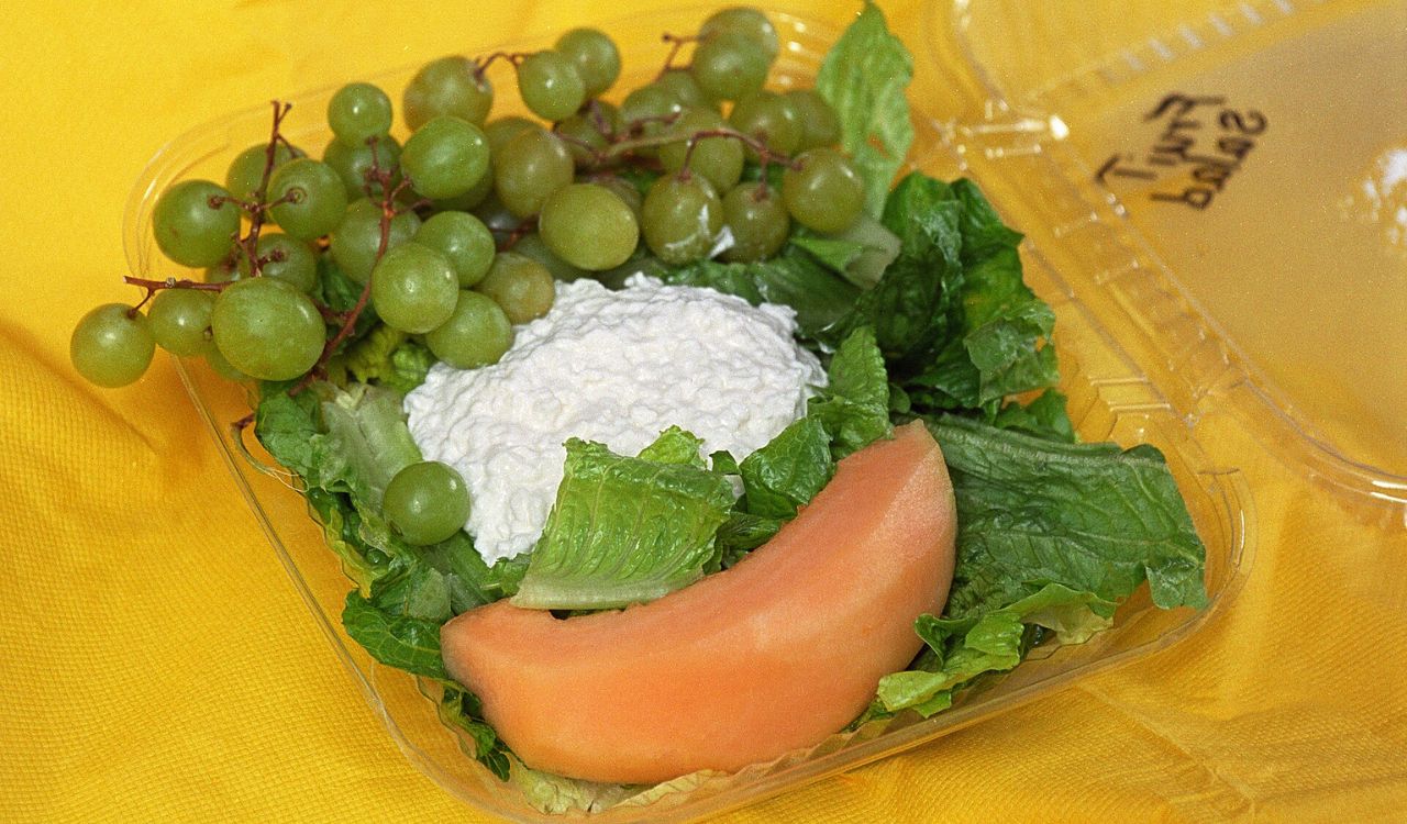 Cottage cheese and fruits
