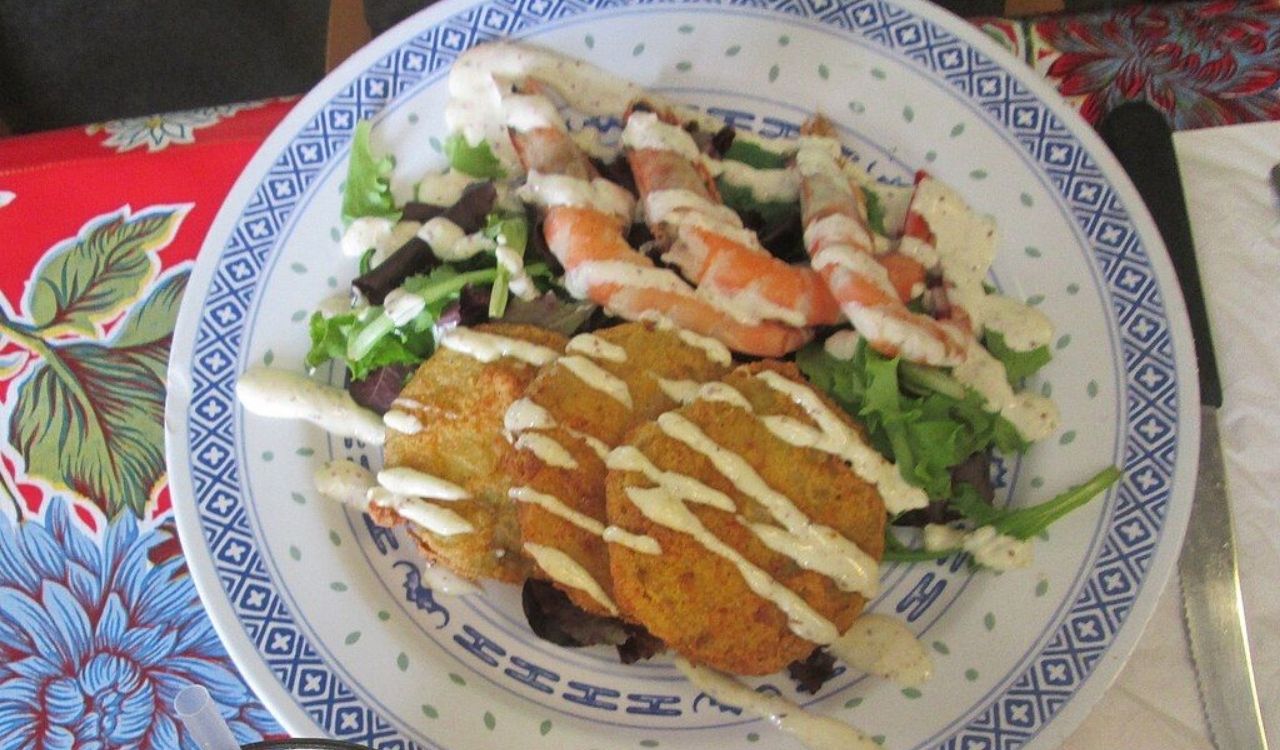 Fried green tomatoes with shrimp and salad