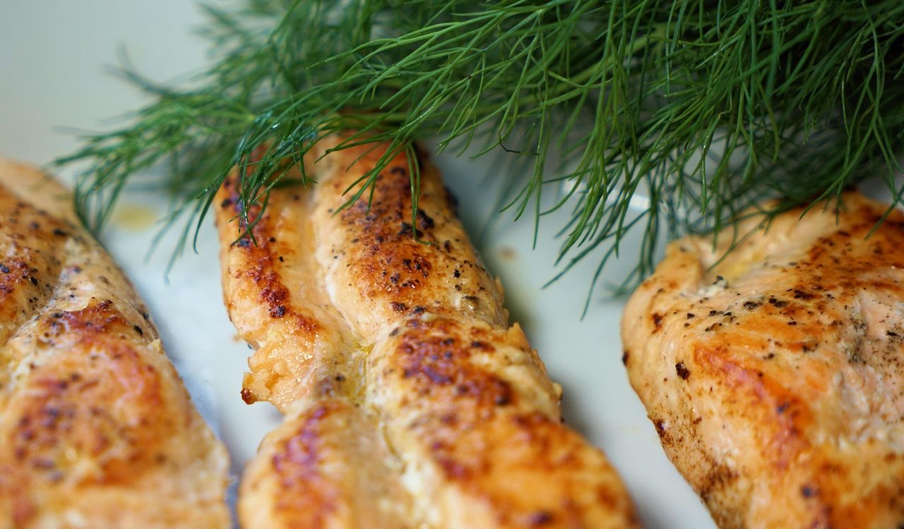Grilled salmon with dill