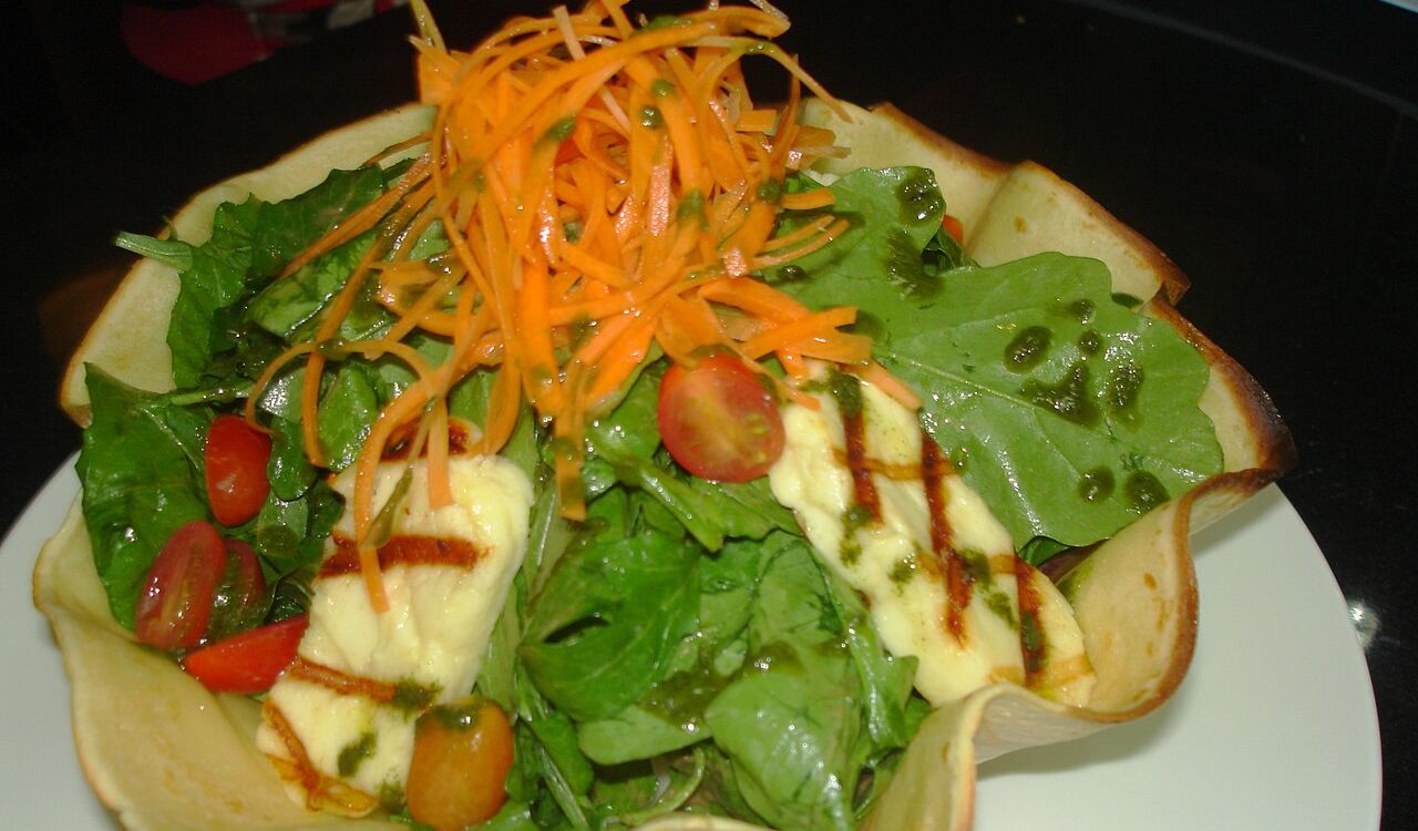 Halloumi salad