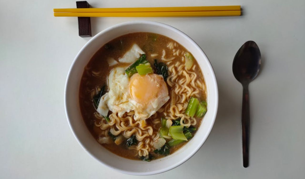 Instant noodles with toppings