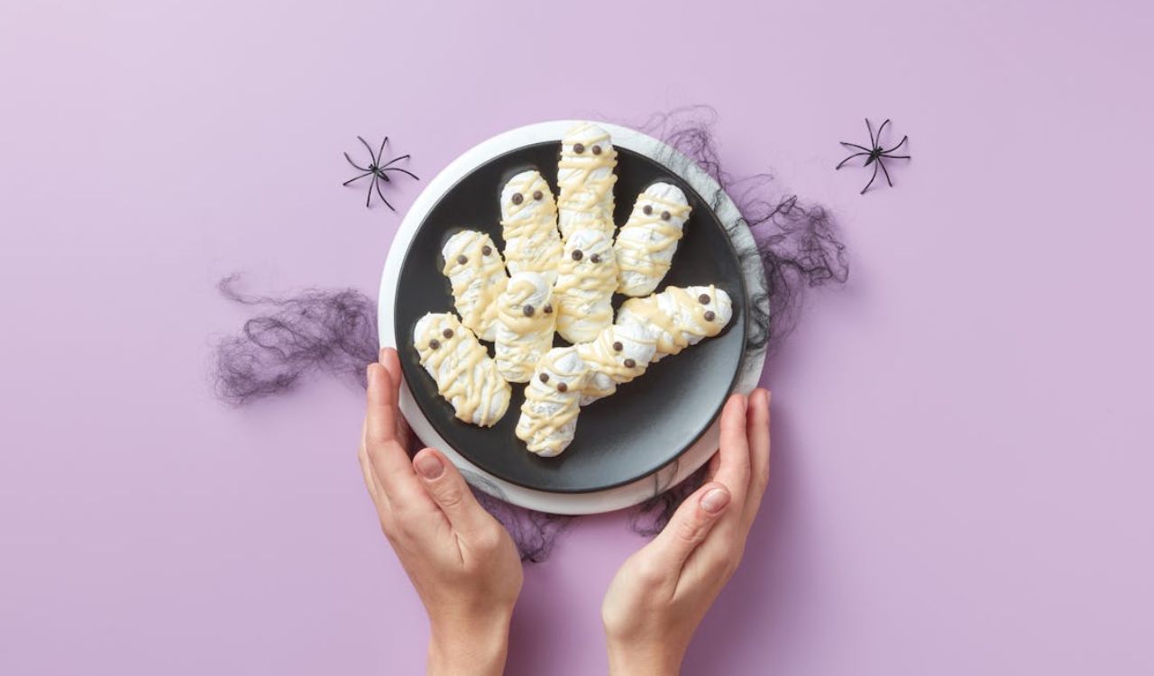 Mummy wrap cookies