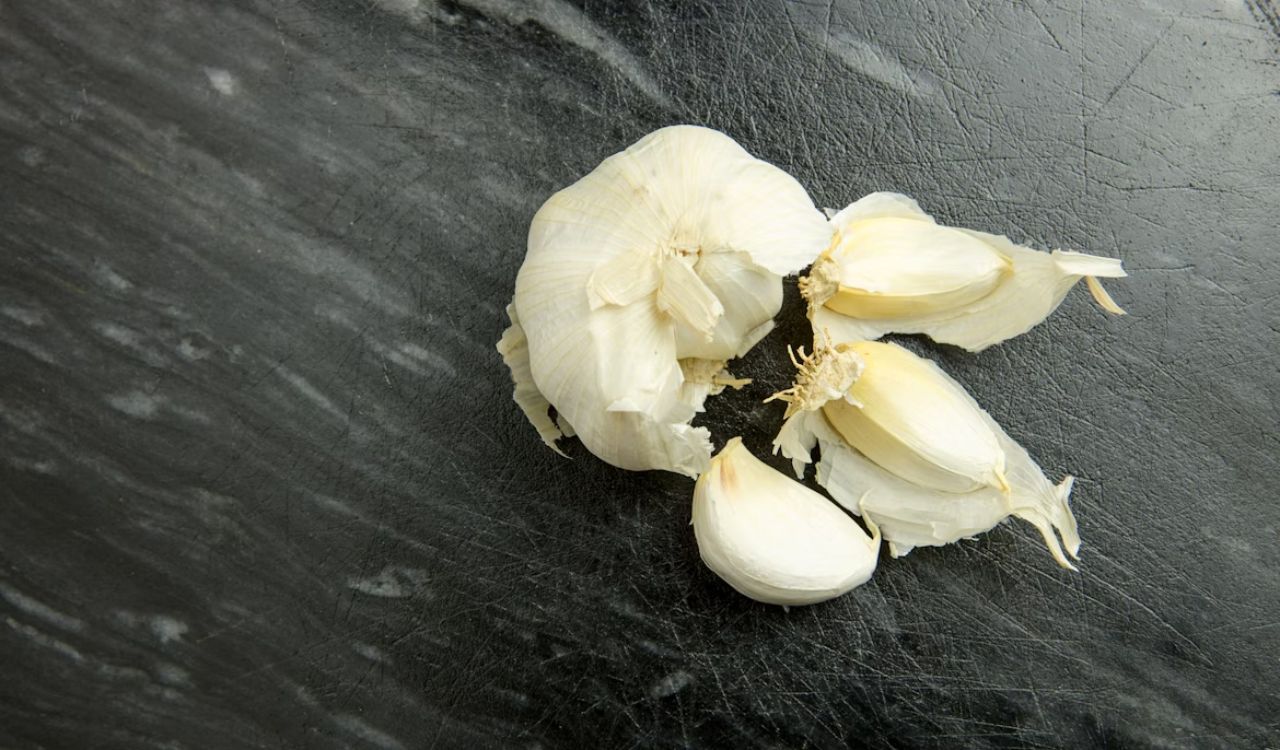 Pieces of garlic on top of a table