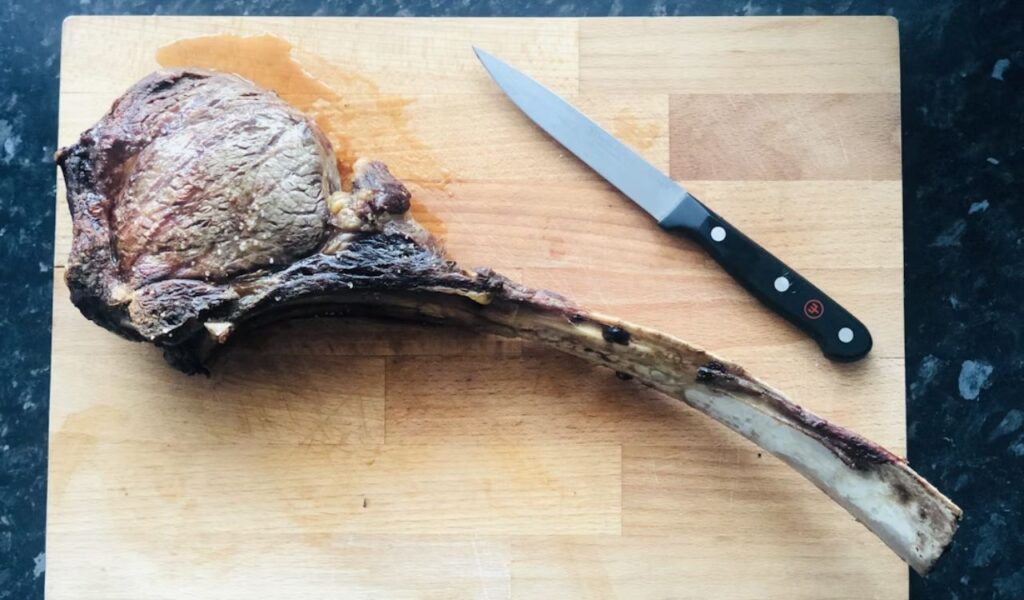 Resting tomahawk steak