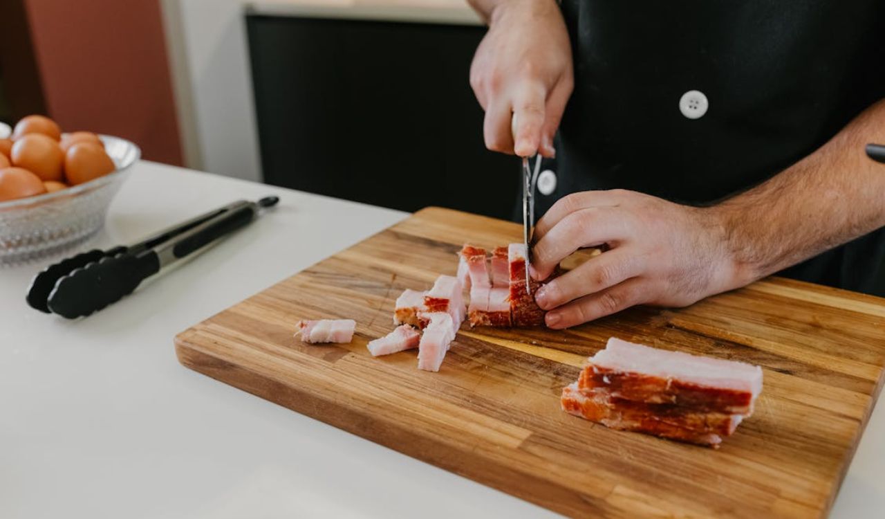 Slicing pork