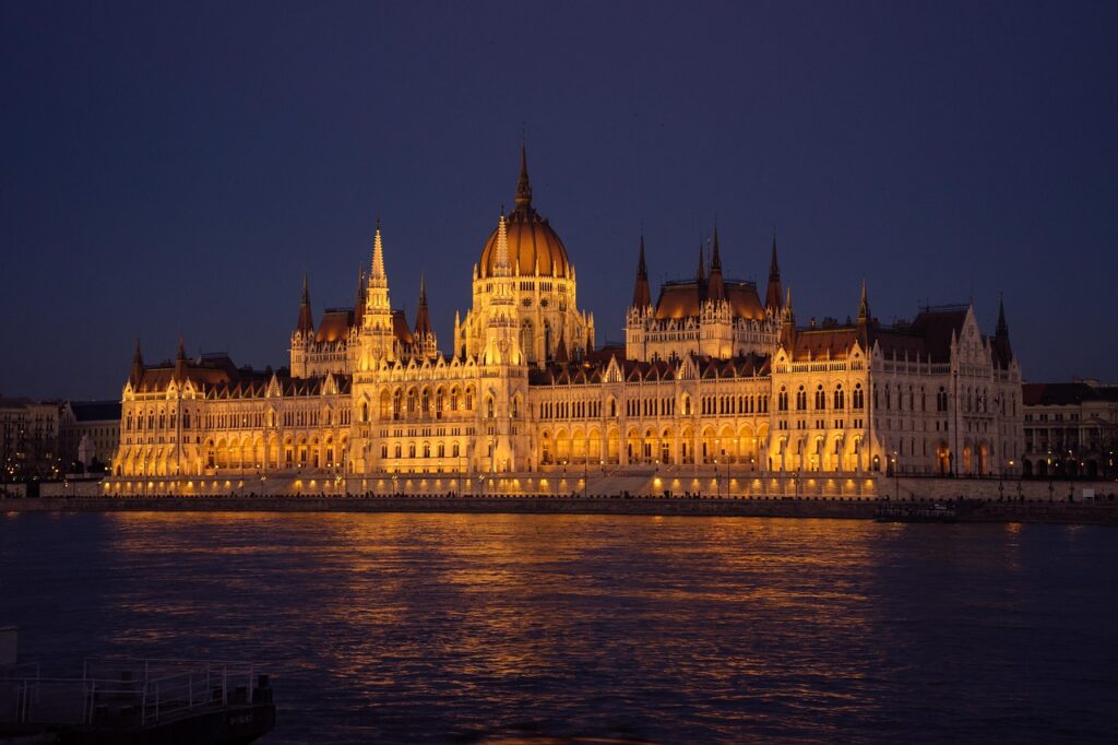 Hungarian parliament building, Danube, Building image.