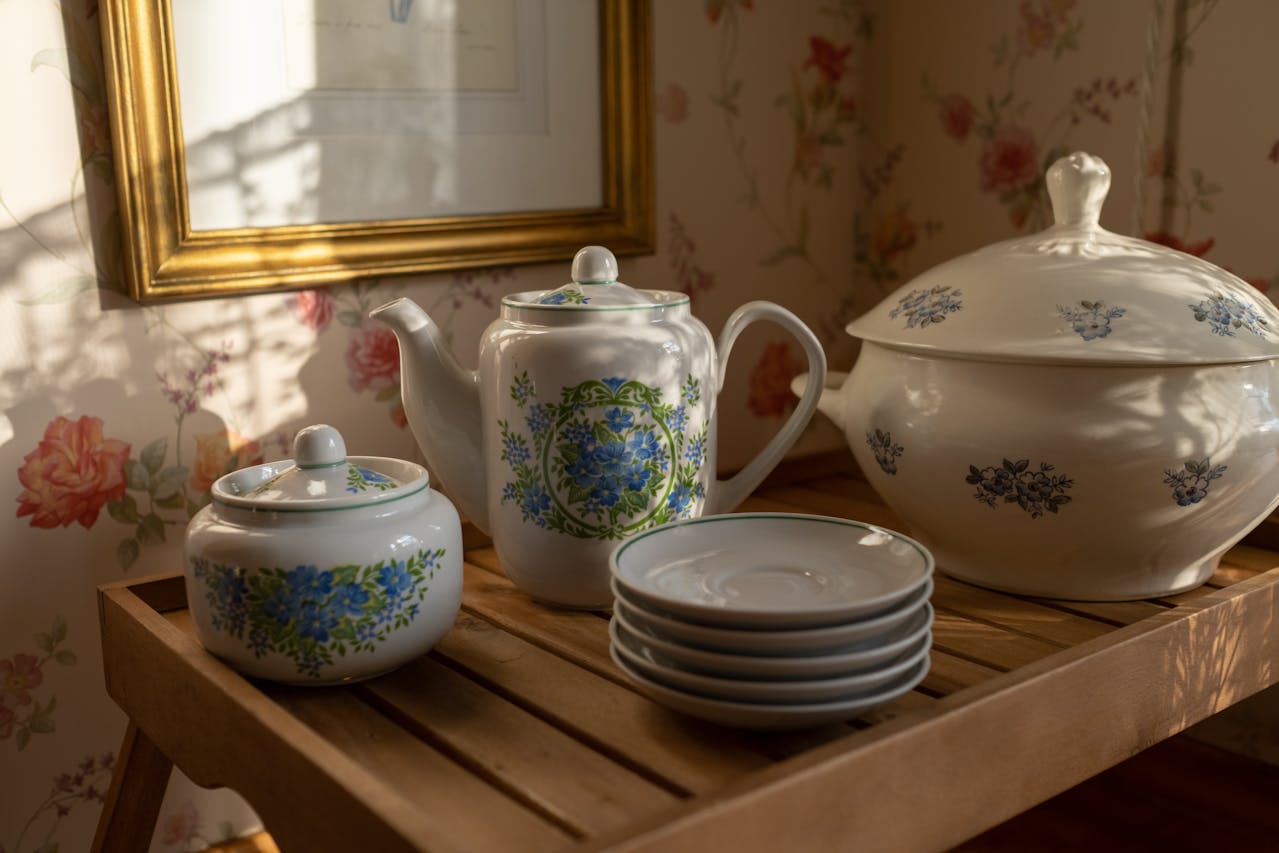 7 Vintage Dishware Patterns That Collectors Still Want Today