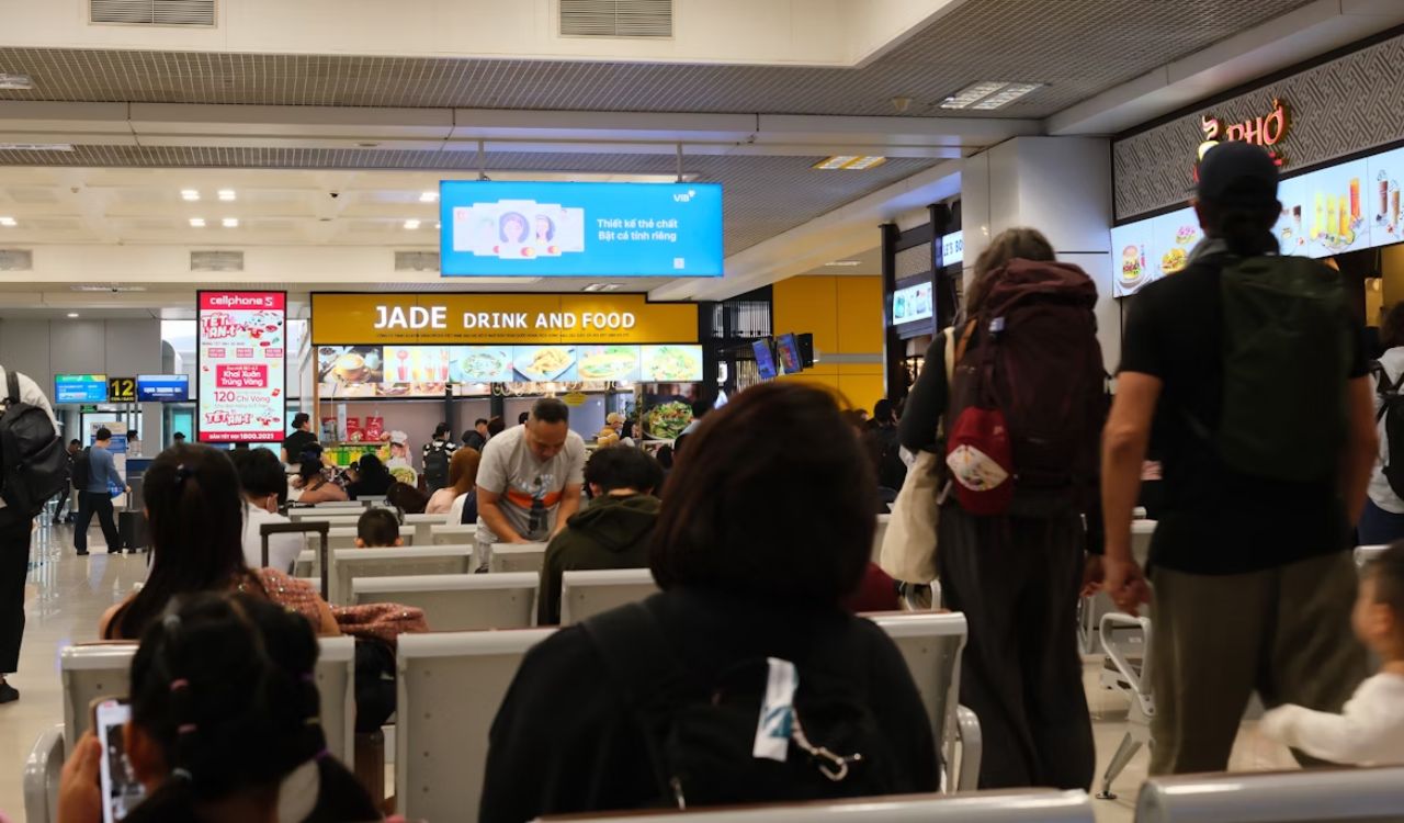 Airport food stalls crowded