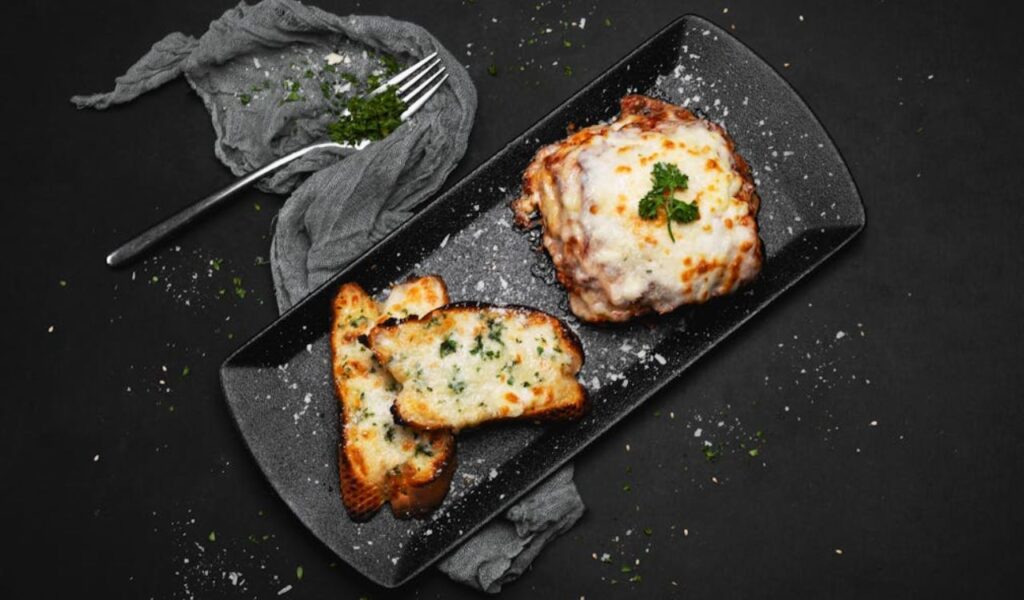 Cheesy garlic bread and lasagna