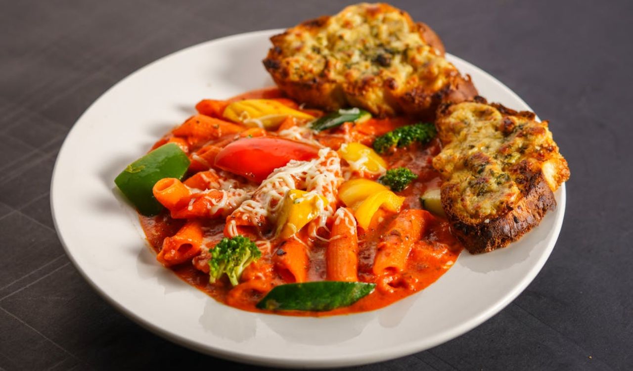 Cheesy garlic bread and pasta