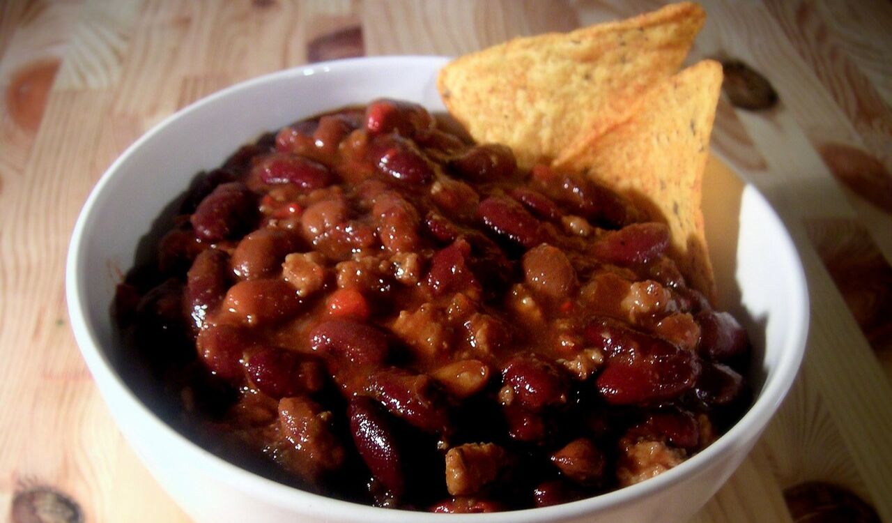 Chili with tortilla chips