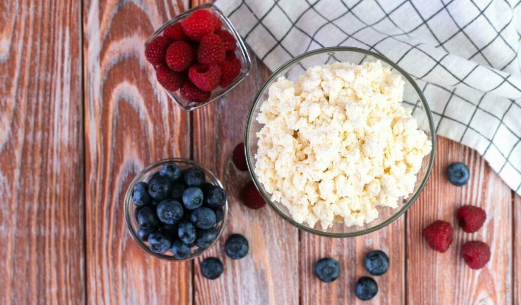Cottage cheese and fruits