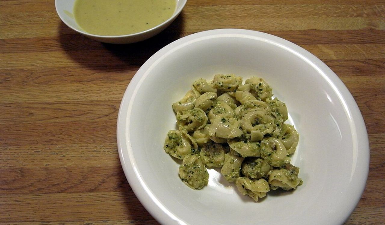 Creamy pesto tortellini