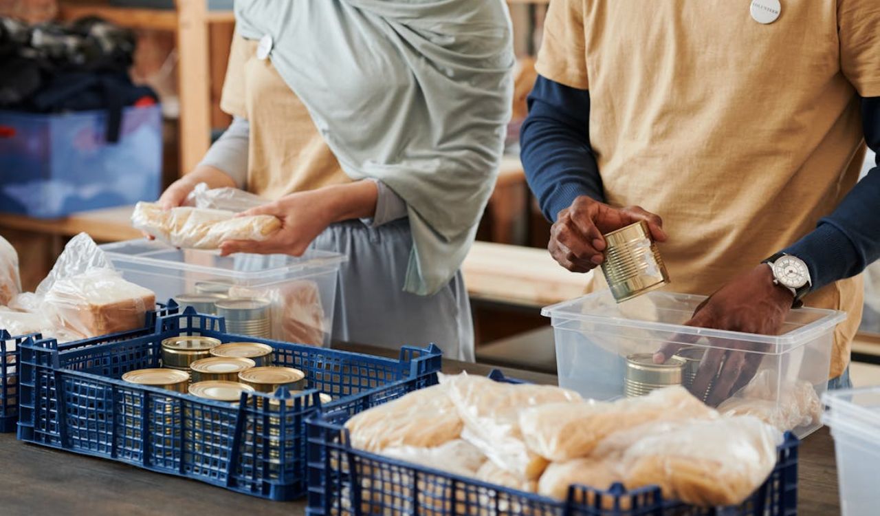 Food assistance volunteers