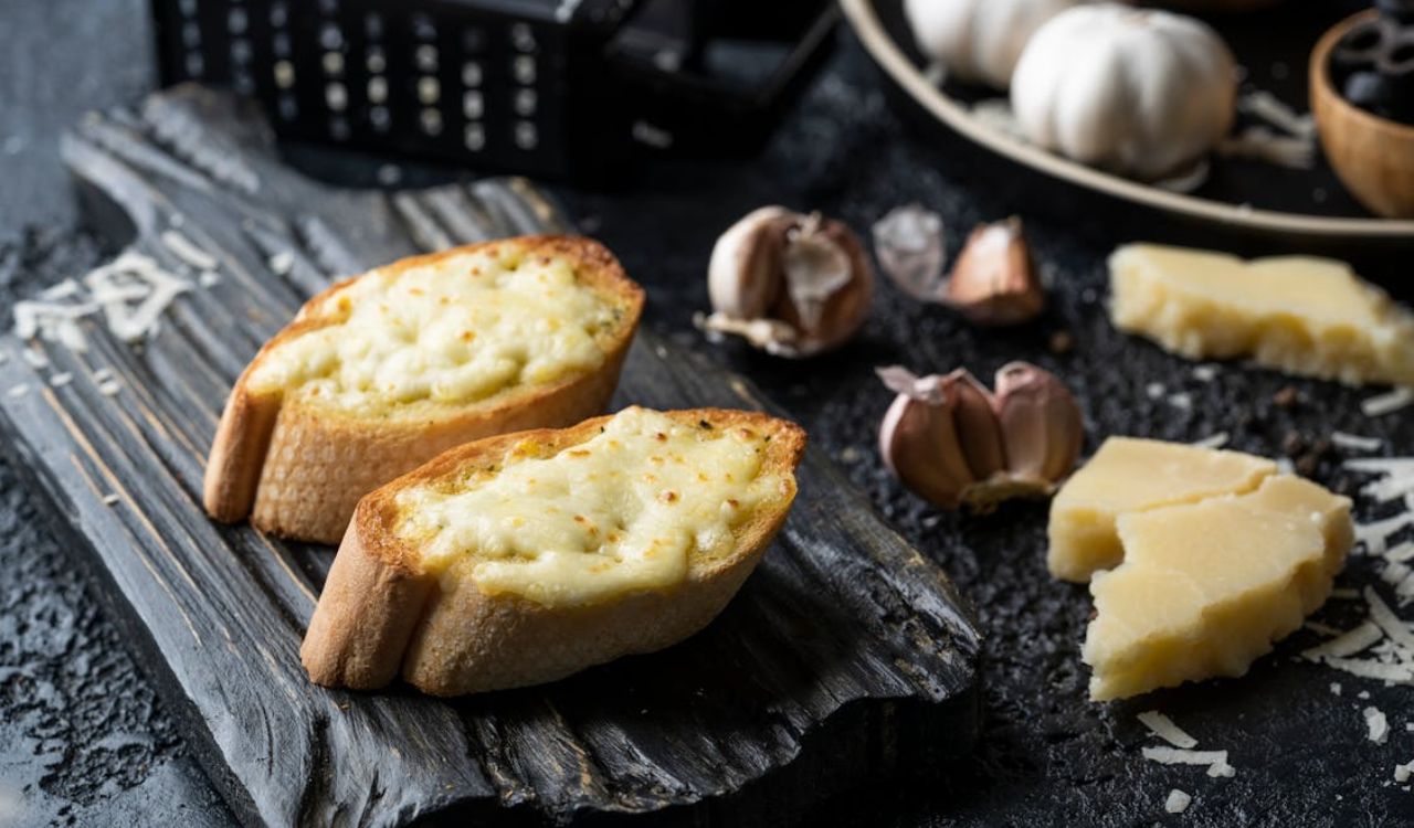 Garlic bread with cheese