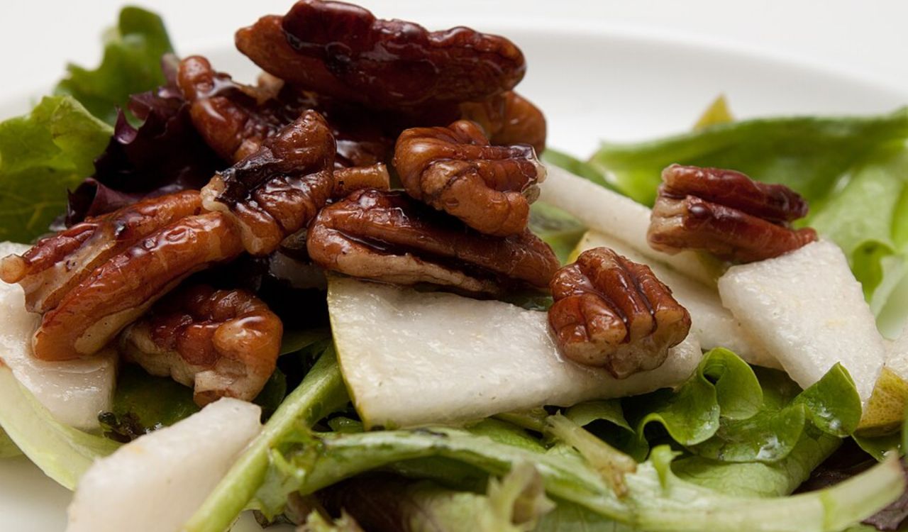 Pear salad with toasted nuts