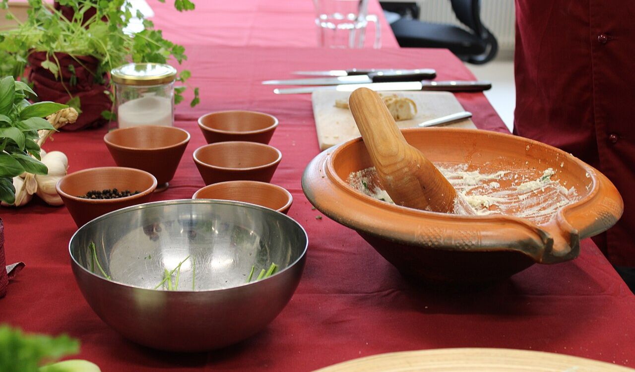 Presentation of clay dishes and foodstuffs from the Roman period