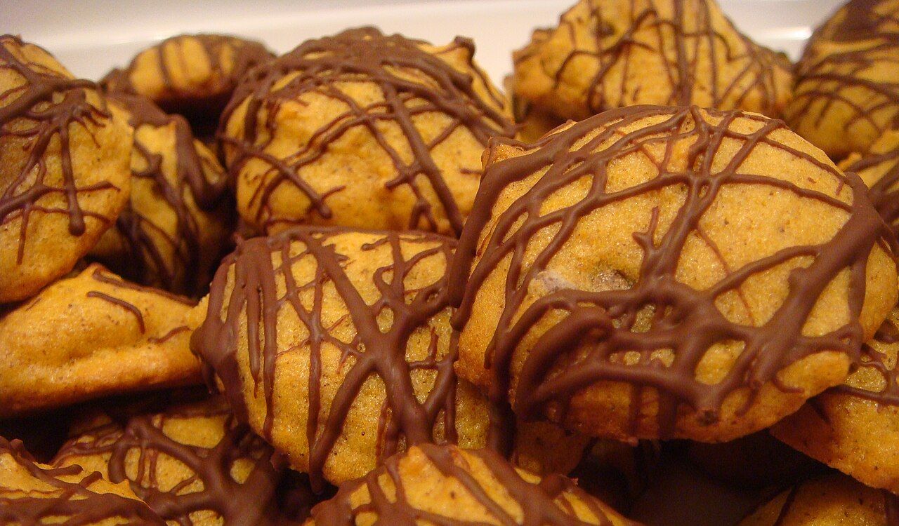 Pumpkin cookies with choco drizzle