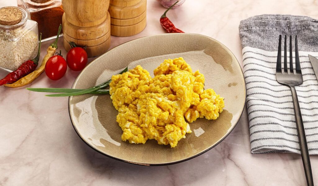 Scrambled eggs on a plate