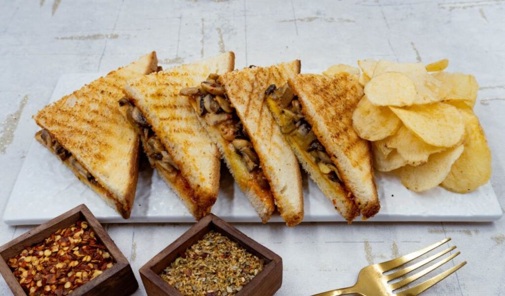 Sliced sandwiches with chips