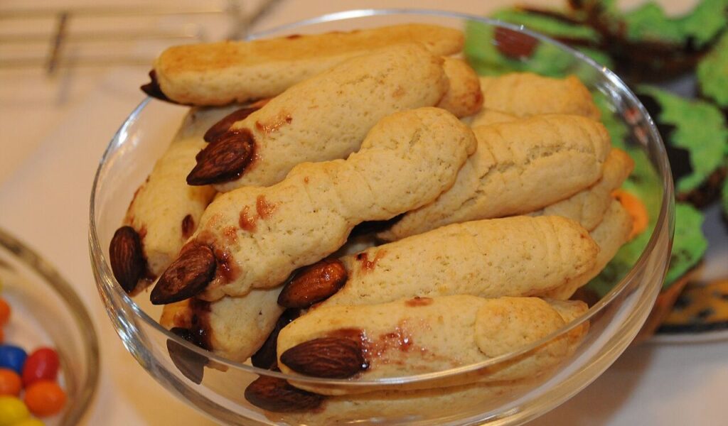 Witch's finger breadsticks