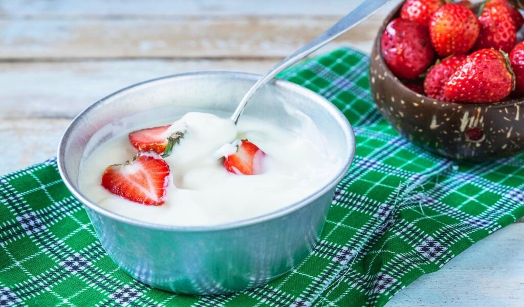 Yogurt with strawberries