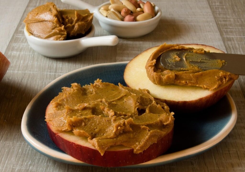 apple slices and peanut butter
