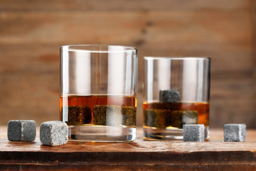 whiskey pour with stones