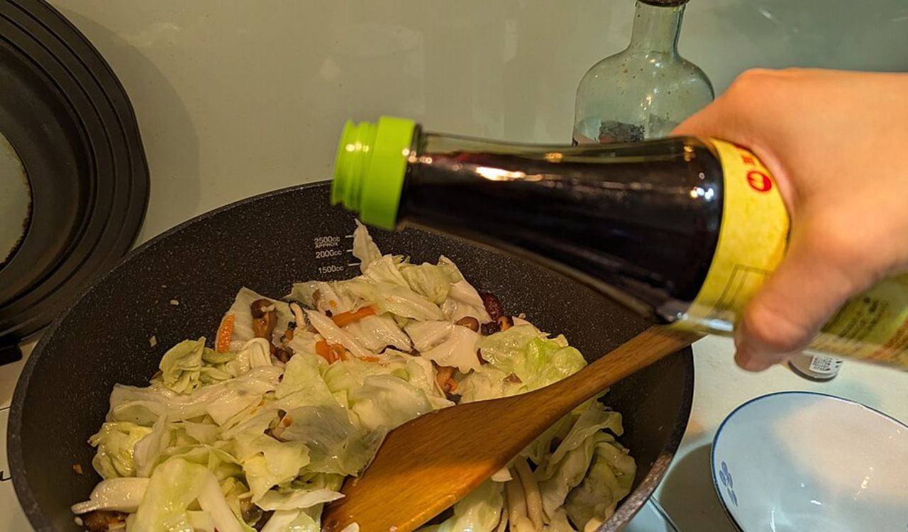 Adding seasonings to cabbage