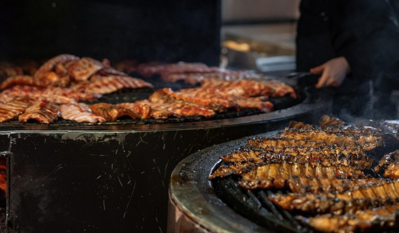 Cooking ribs on grill