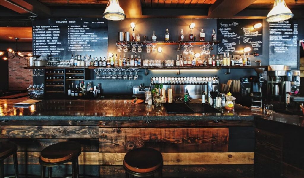 Extree Bar What Makes a Dive Bar Different From Every Other Kind of Bar - Just Dip ...