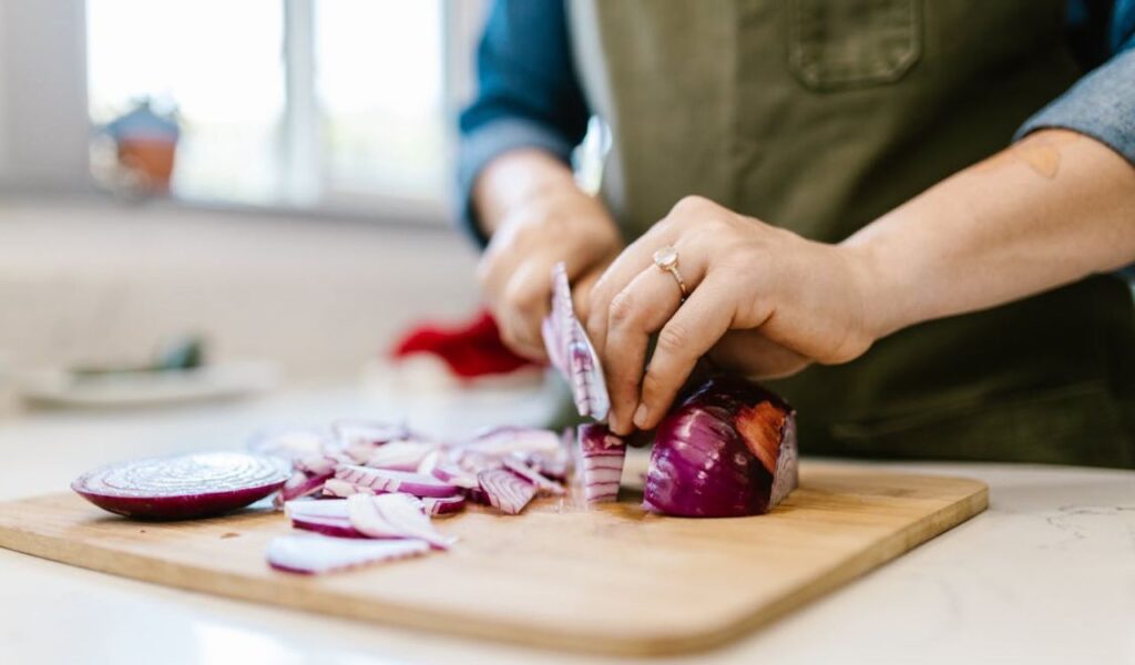 Slicing red onions